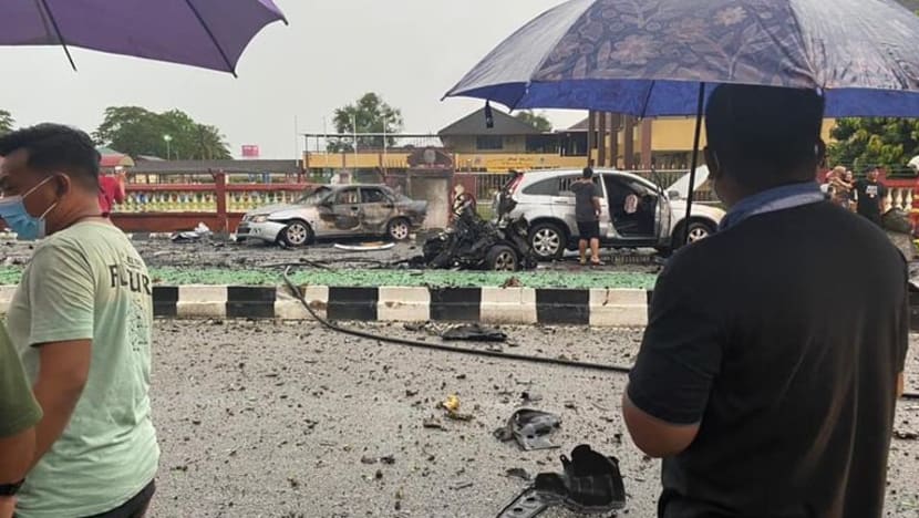 Unit bom dipanggil bantu siasat insiden letupan kereta di Kelantan Unit bom dipanggil bantu siasat insiden letupan kereta di Kelantan