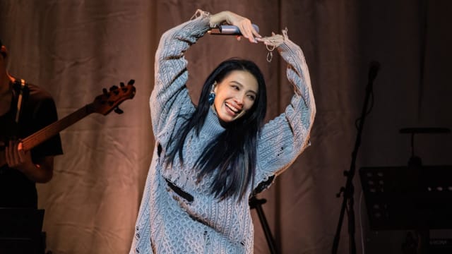 演唱会对抗冷气　戴佩妮身上贴满暖宝宝