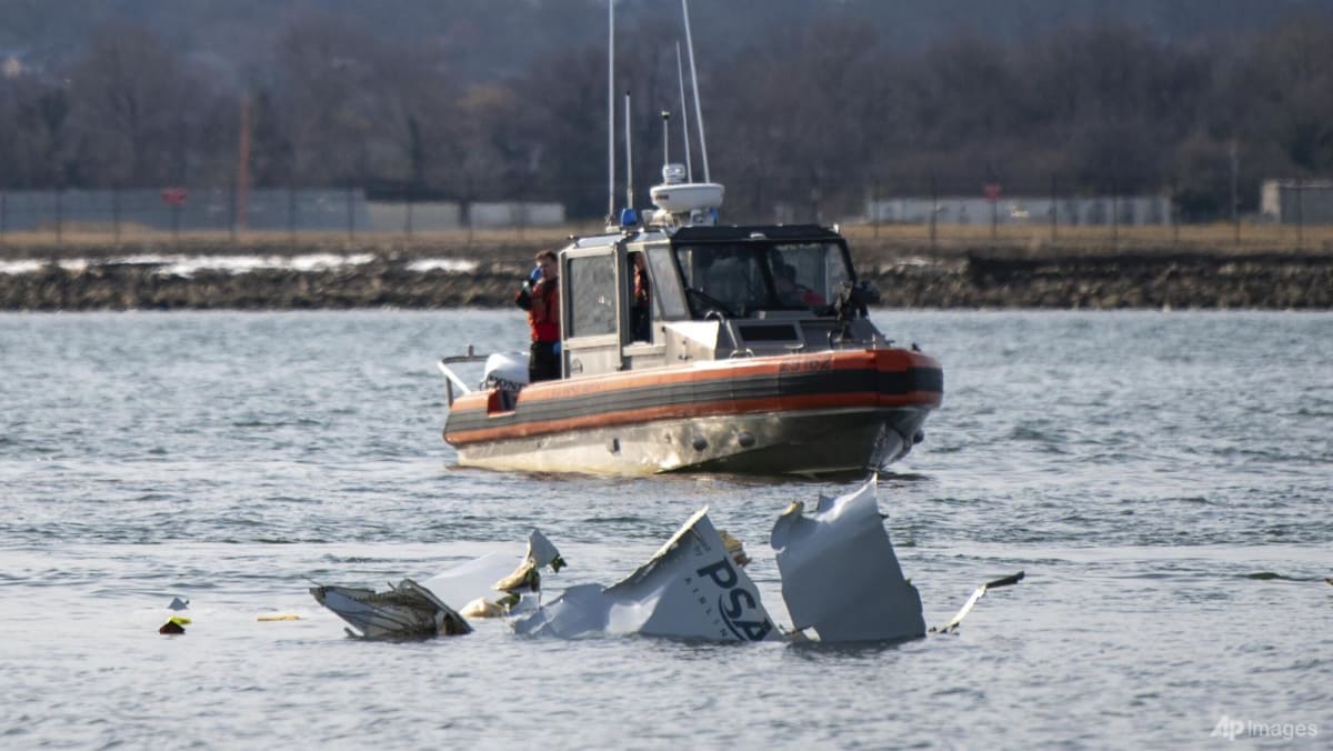 Investigators recover plane black boxes from Washington air collision