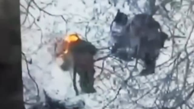 乌克兰发布视频 称俄烧阵亡朝鲜士兵脸