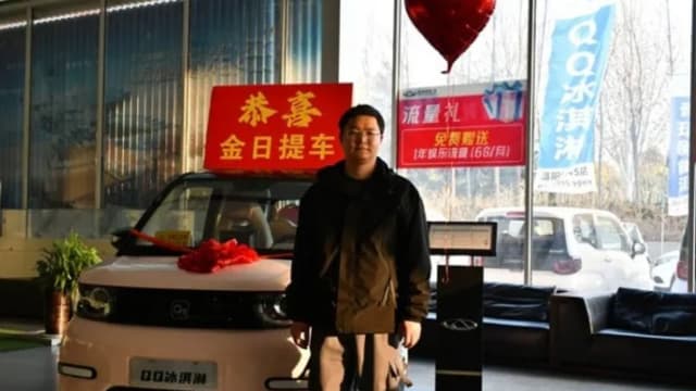 九个月乘地铁933次 中国男获赠电动汽车