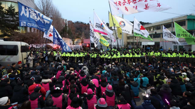 韩国约1000名示威者聚集总统官邸外 要求罢免尹锡悦