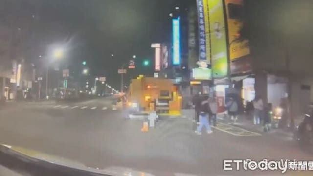 帮住户丢垃圾却被垃圾车撞倒 台湾七旬保安员无生命迹象送医抢救