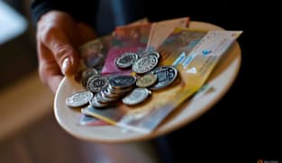 Swiss cling on to cash as survey shows payment app use stalling