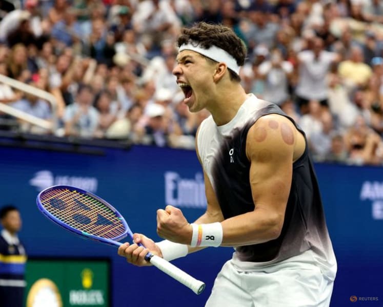 Home crowd powers Shelton past Hurkacz in US Open second round