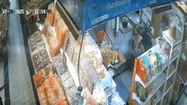 泰国市场枪击案 摊贩求饶不果惨遭枪手杀害