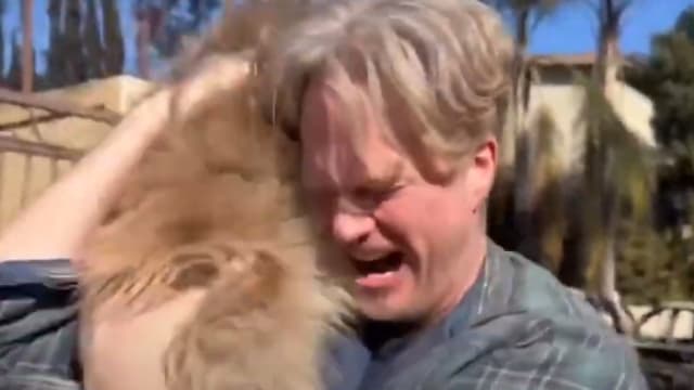 加州大火男子爱犬被困火场 五天后奇迹重逢 