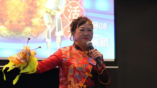 捞生又舞龙！60岁阿嬤夺华语主持人大赛冠军 