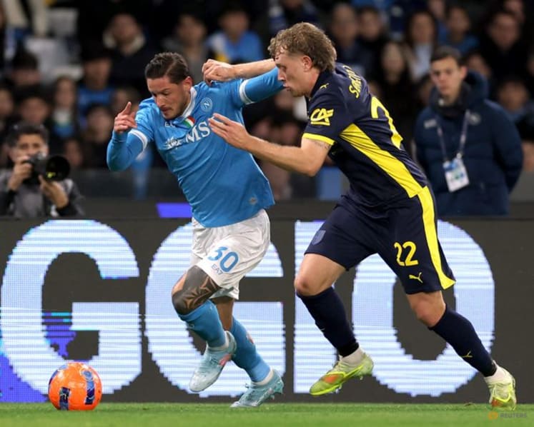 Napoli's title defence hit by scoreless draw with Parma