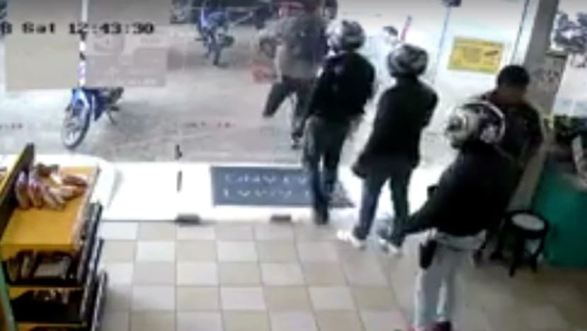 Pekerja stesen minyak lebam di muka akibat dipukul