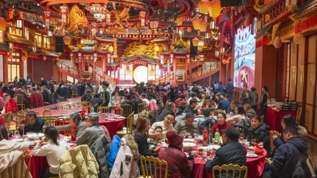 全球多地挥别龙年 喜迎蛇年