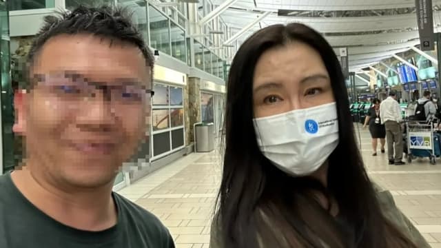 温哥华机场遇见王祖贤　她拎着粉红行李箱……