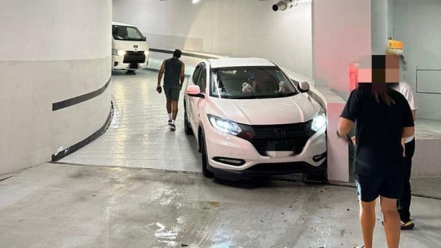 十多辆汽车疑因斜坡太湿滑 在福南商场停车场频“碰壁”
