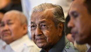 "நின்றாலும் கால் இல்லாதது போல் இருக்கிறது": மகாதீர்