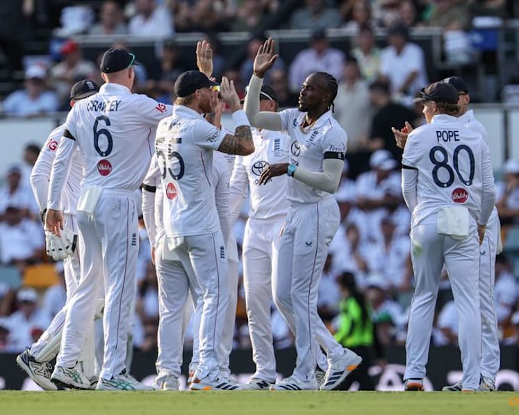 Australia take lead in second Ashes test as England fumble at the Gabba
