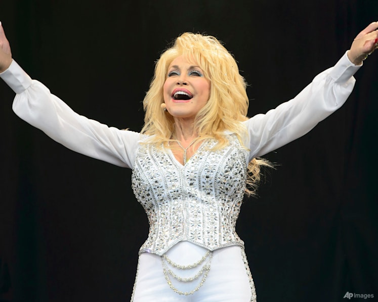 Dolly Parton to get new Hollywood star after vandalism