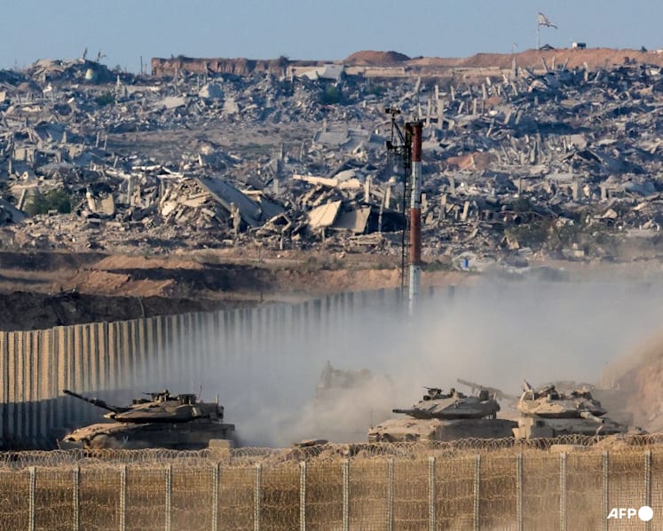 Israel ups pressure on Gaza City as Trump talks post-war plan