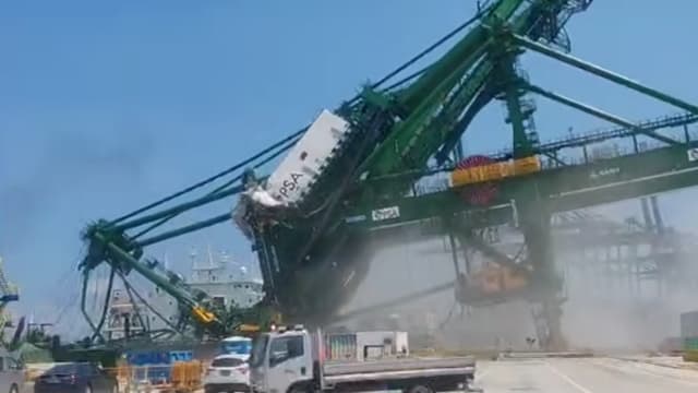 大士港新起重机运送过程中倾倒 幸无造成人员伤亡