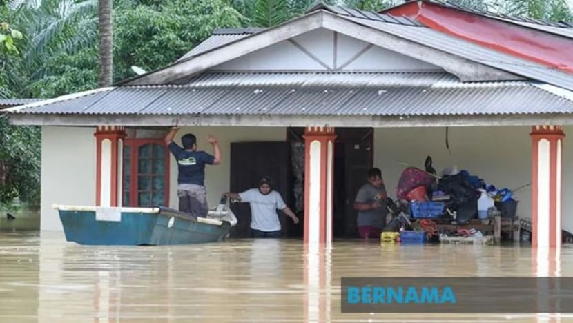 Mangsa banjir di Terengganu ini terpaksa tadah air hujan untuk mandi, berwuduk