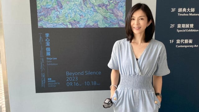 杨采妮现身李心洁画展　49岁冻龄美貌成焦点