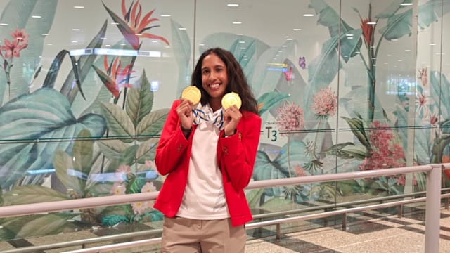 我国田径队携三金凯旋 亲人特地请假来接机