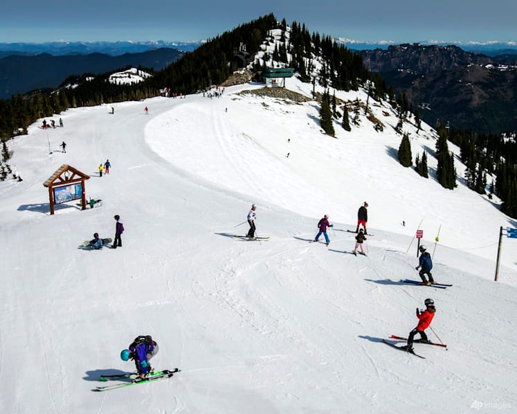Avalanche at Washington state ski resort kills 1, traps 5