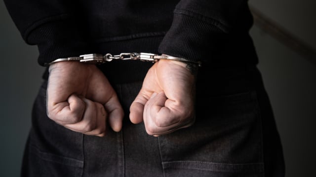 非洲男子情绪失控 咬断马国警员耳朵被捕　