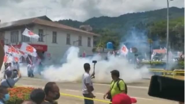 沙巴提名现场群情汹涌 警方发射催泪弹