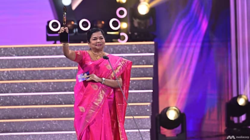 Penyampai berita veteran Pavalakantham Azhagarsamy terima Anugerah Pencapaian Sepanjang Hayat di Pradhana Vizha