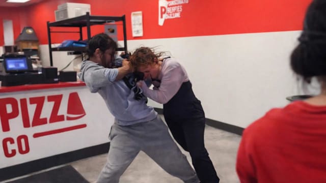 纽约五名青少年寻仇反被痛殴 16岁女生竟是格斗员