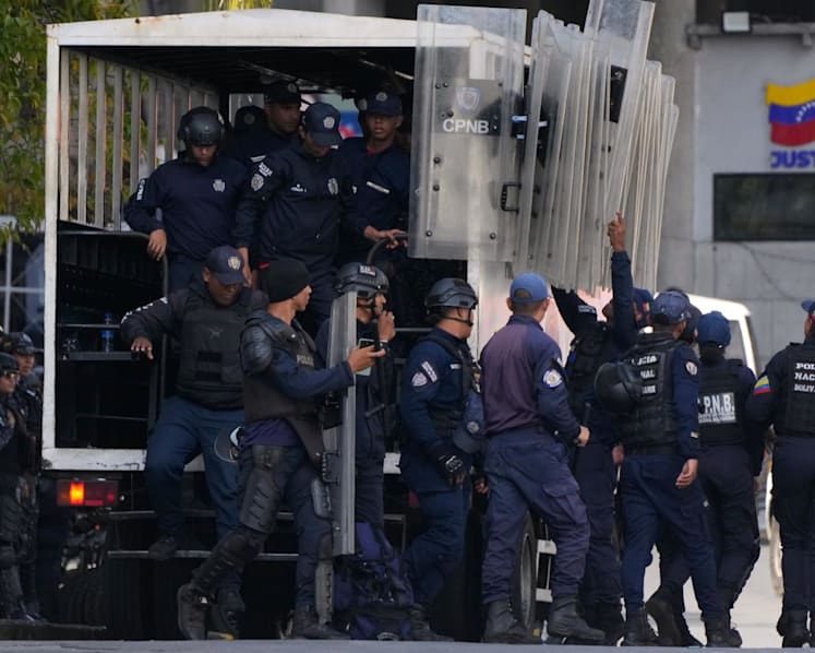 Top Venezuelan official says a 'significant number' of prisoners will be released as a gesture to 'seek peace'