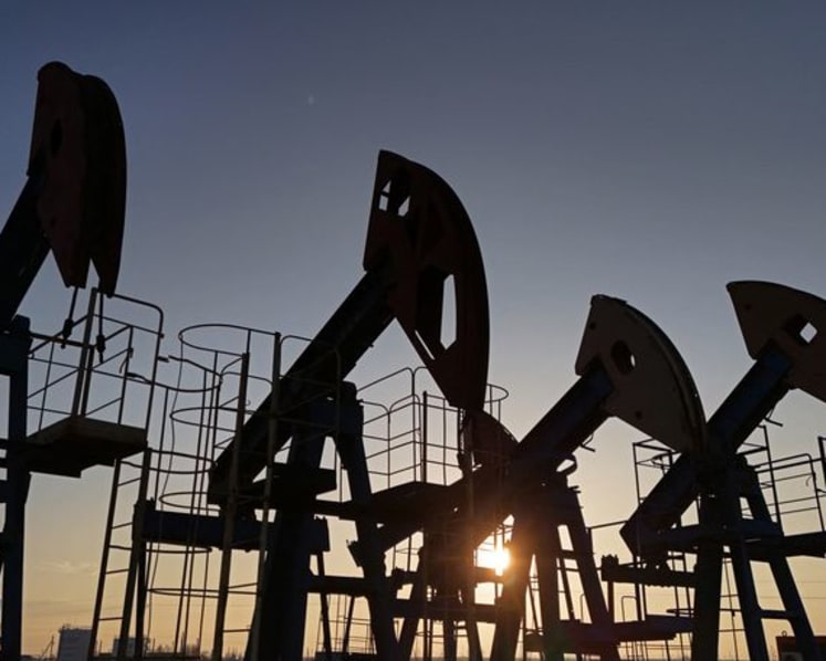 Oil settles down over 4% on US-Iran de-escalation, easing supply worries