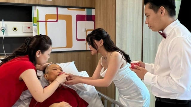 女儿与男友于医院办敬茶仪式 父圆心愿同晚逝世