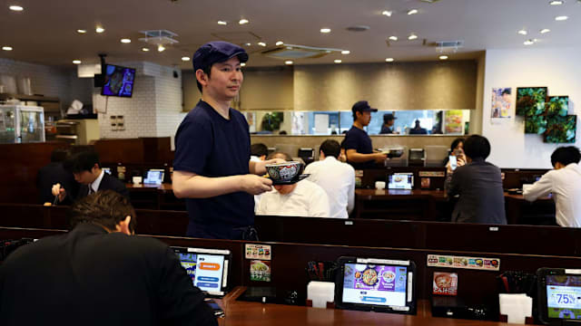 日本服务业持续强劲增长