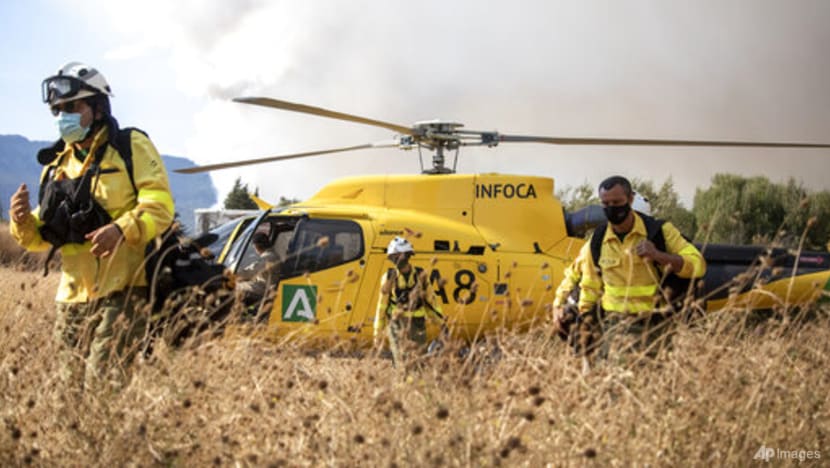 Strong wind complicates fighting wildfire in southeast Spain