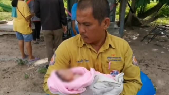 刚出生五小时 男婴藏纸箱被遗弃泰国街头
