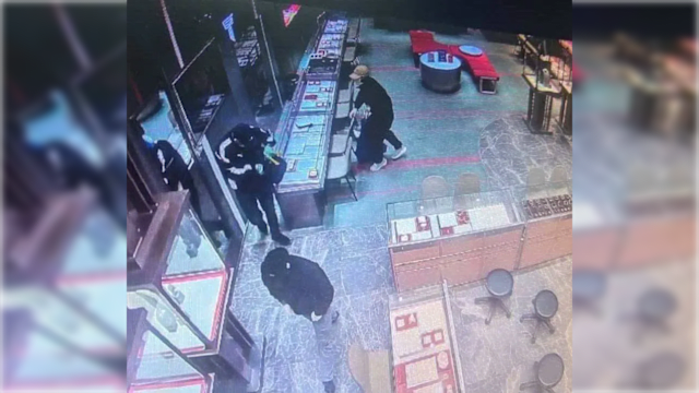 马国警方：嫌犯抢劫云顶珠宝店后 乘坐豪车逃离