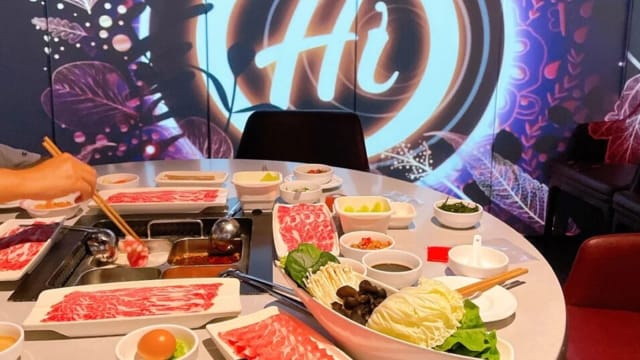 #sgdeals 海底捞国庆优惠　$8.90特价菜品，便宜到“笑”！