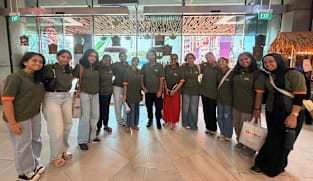 தீபாவளிக்குப் புத்தாடை வாங்க மூத்தோருக்கு உதவிய இளையர்கள்