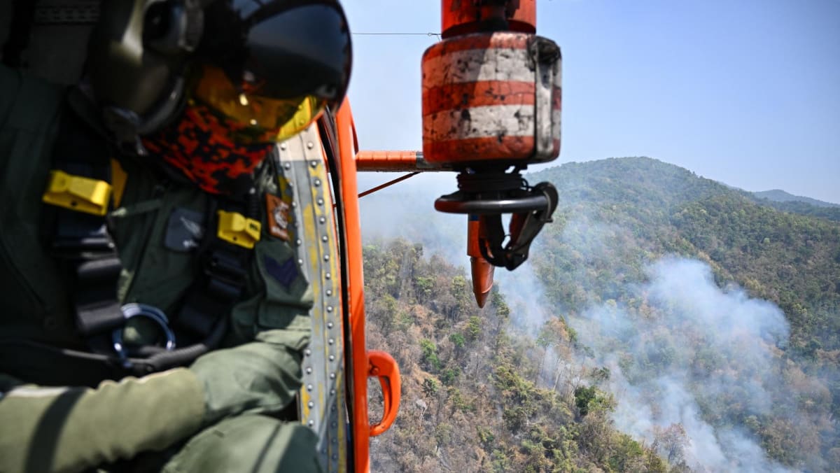Fire fighting helicopter tackles Thailand blazes Fire fighting helicopter tackles Thailand blazes