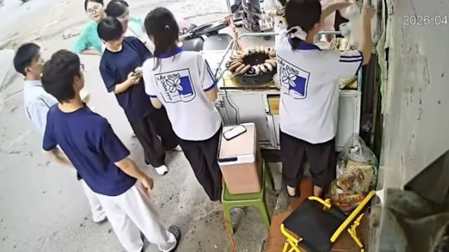 老板有急事托女学生顾摊 一小时后烤香肠全卖光