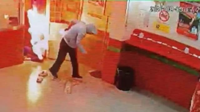 马博彩店女员工疑遭泼洒汽油纵火 全身50%烧伤