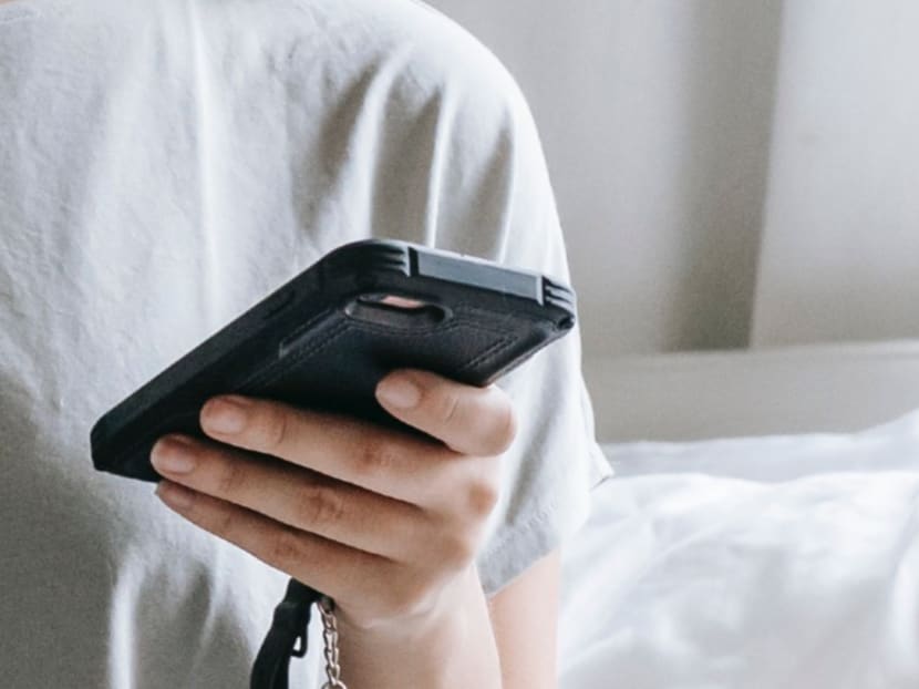 A young man demanded that his girlfriend contact strangers and ask to have sex with them and then send him their conversations. A young man demanded that his girlfriend contact strangers and ask to have sex with them and then send him their conversations.