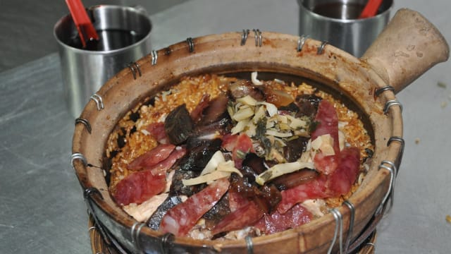 美味传承！坚持炭火炊煮的砂煲饭哪里找？
