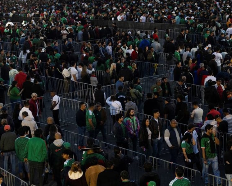 Fans flock to Azteca reopening, brushing off tensions ahead of World Cup