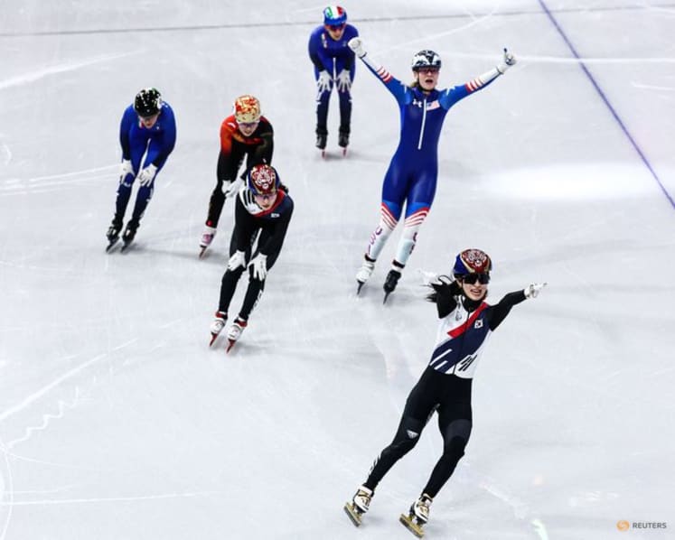 Short track-South Korea's Kim wins women's 1,500m, Fontana misses out on medal