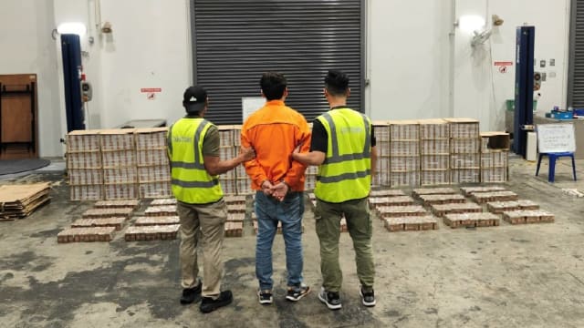 中国籍男子涉嫌走私香烟被捕 逃税额近18万元