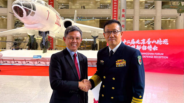 陈振声同中国防长董军会面 对国际形势发展交换意见