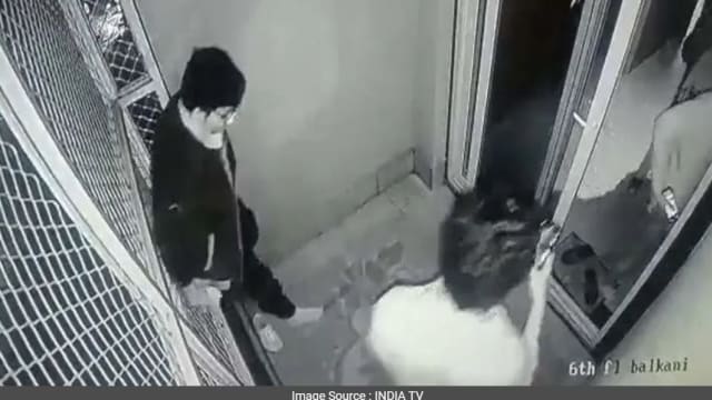 向后靠旅馆阳台围栏突脱落 印度医学院考生坠落六楼惨死