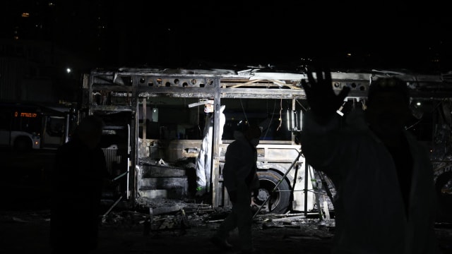 以色列巴特亚姆市多辆巴士爆炸 警方怀疑恐怖袭击